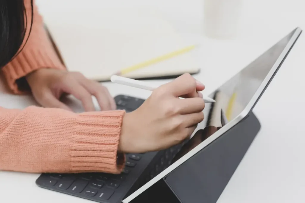 Produção de conteúdo automatizada com IA, aumento da produtividade em escritórios digitais